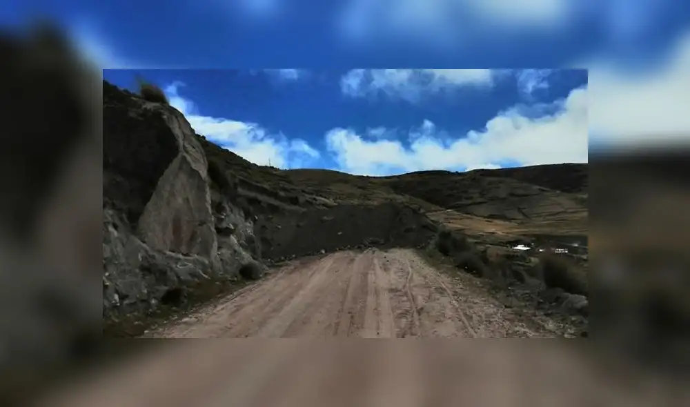 Vía fue bloqueada con montículo de tierra.