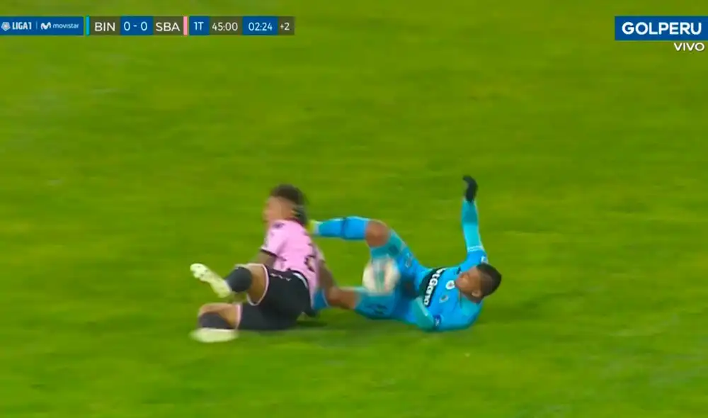 Yorkman Tello recibió la tarjeta amarilla por brutal jugada. Foto: Captura Yorkman Tello recibió la tarjeta amarilla por brutal jugada. Foto: Captura