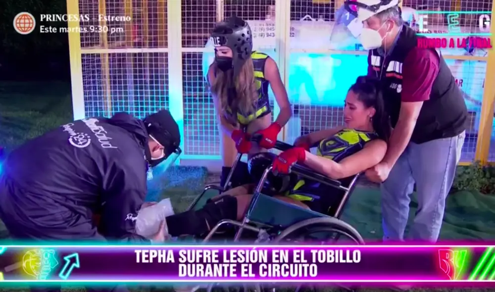 Los conductores de Esto es guerra rápidamente notaron la incomodidad de la competidora y llamaron al equipo médico, quienes le aplicaron hielo y calmantes musculares. Foto: captura América TV Los conductores de Esto es guerra rápidamente notaron la incomodidad de la competidora y llamaron al equipo médico, quienes le aplicaron hielo y calmantes musculares. Foto: captura América TV
