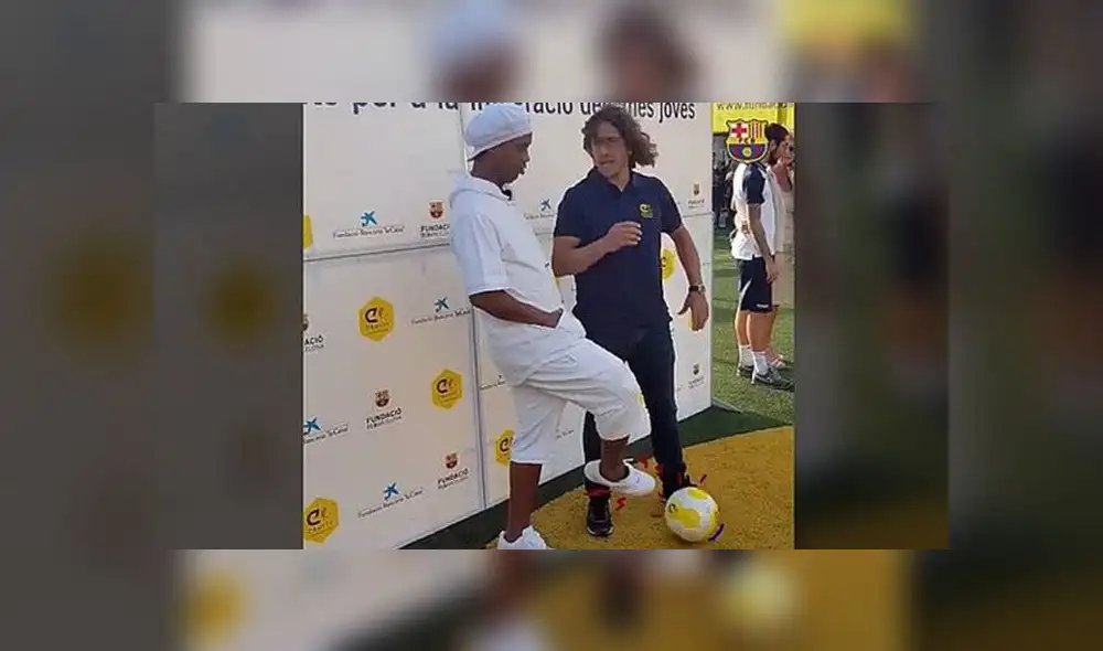 Ronaldinho dejó en ridículo a Carles Puyol tras hacerle una 'huacha' en un evento benéfico [VIDEO]