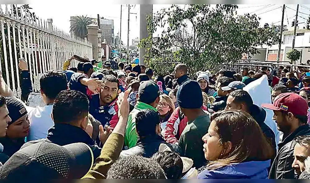 Pugna. Desde junio, extranjeros viven fuera del consulado con la esperanza de tener visa.