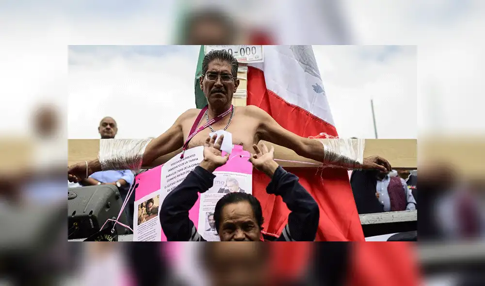 México: Taxistas se crucifican simbólicamente en protesta contra Uber y Cafiby [FOTOS]