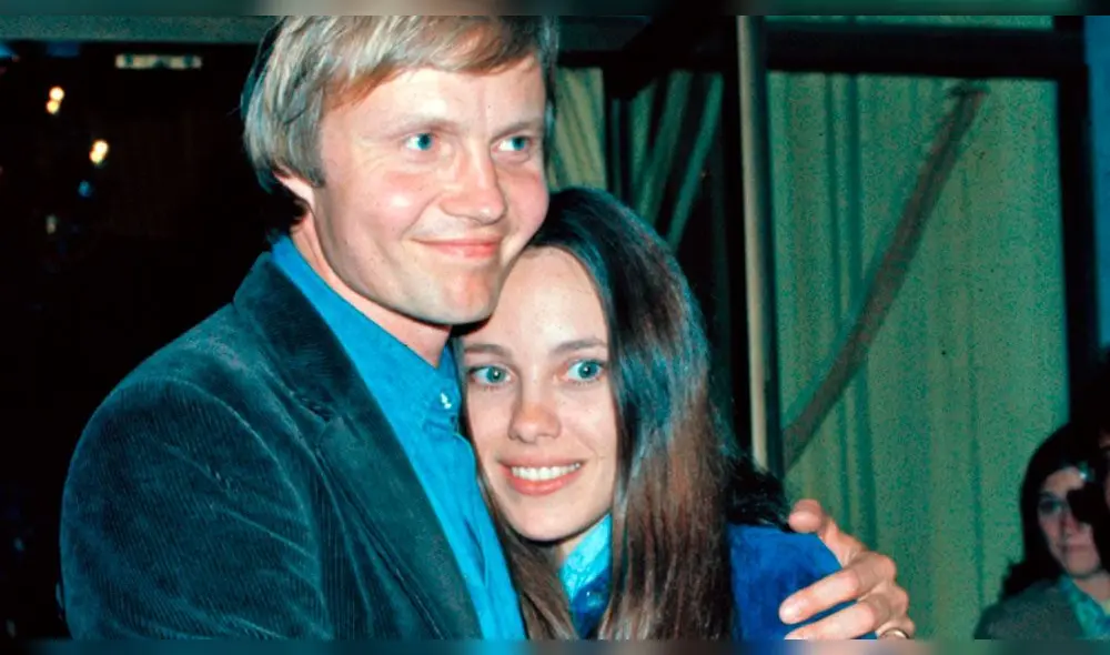 Filtran fotos de la mamá de Angelina Jolie y cibernautas aseveran que era más bella que su hija Filtran fotos de la mamá de Angelina Jolie y cibernautas aseveran que era más bella que su hija