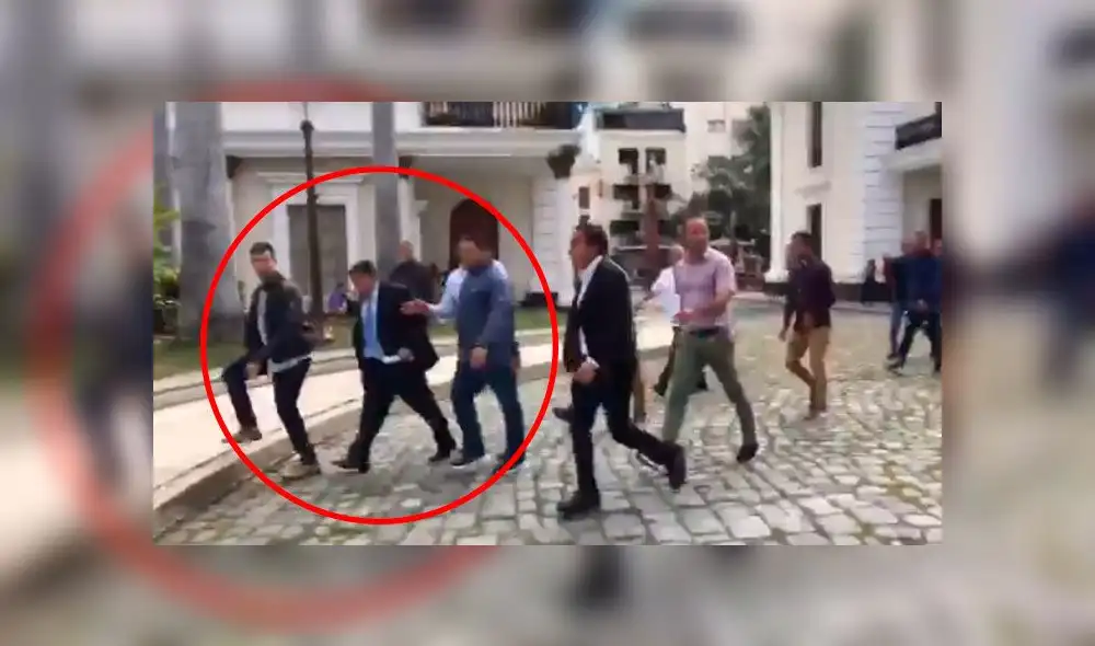 Momento en que el diputado Luis Parra sale del Parlamento venezolano ante la presencia de Juan Guaidó. Foto: captura