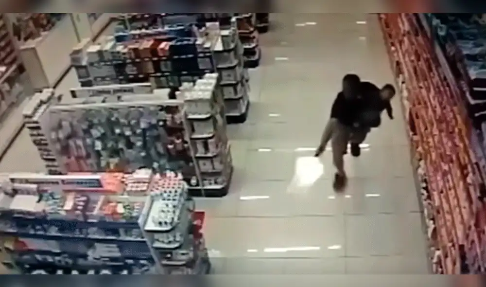 YouTube: asaltaron farmacia y policía con su hijo en brazos les dio fatal sorpresa [VIDEO]