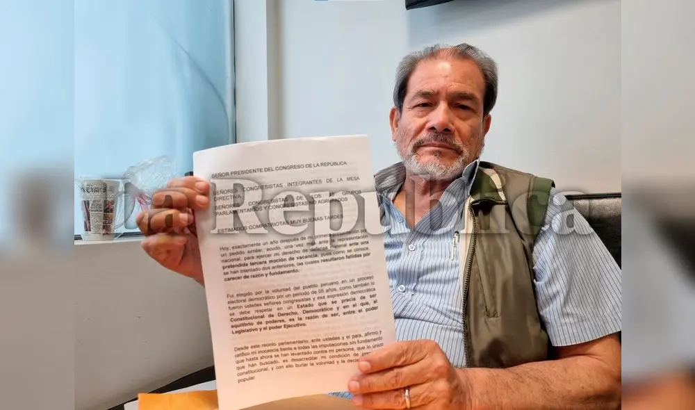 El úllimo cartucho. Alberto Mendieta muestra el último discurso que escribió para Pedro Castillo y que no leyó sino otro texto cuyo origen se desconoce. Foto: Gianella Aguirre / URPI-LR