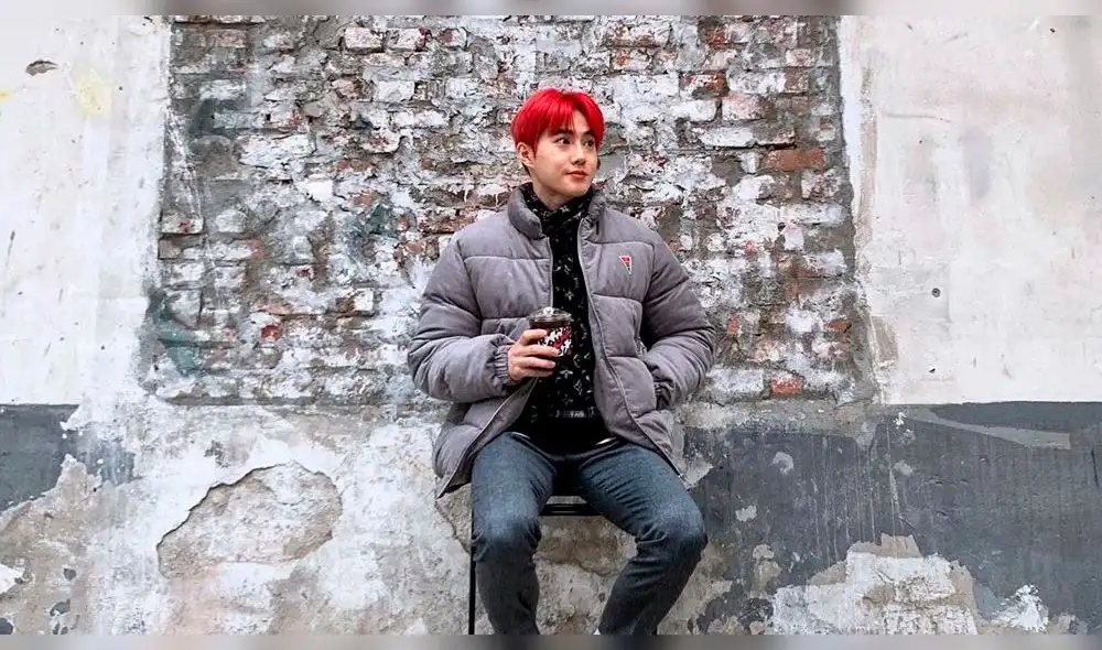 Suho de EXO espera en la calle para poder cumplir el sueño de una fan. Suho de EXO espera en la calle para poder cumplir el sueño de una fan.