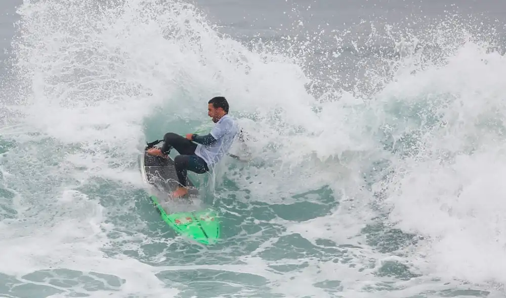 El surfer peruano Tamil Martino se quedó con la presea de plata en la modalidad SUP tras ser superado por el colombiano Giorgio Gómez.