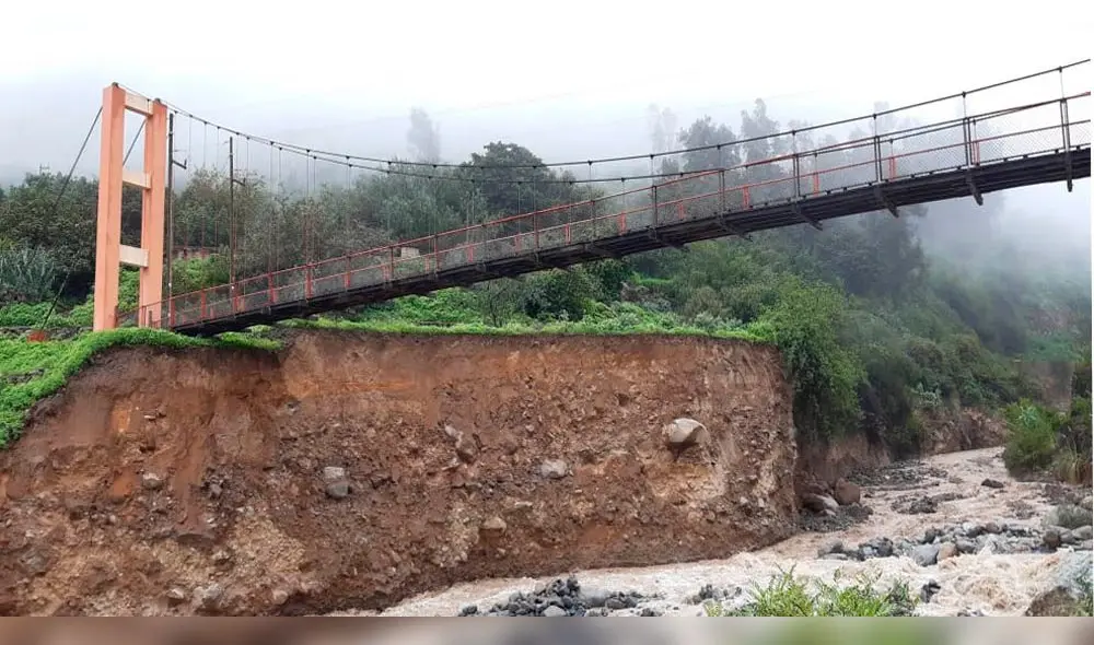 Dos puentes carrozables a punto de colapsar por crecida de ríos.