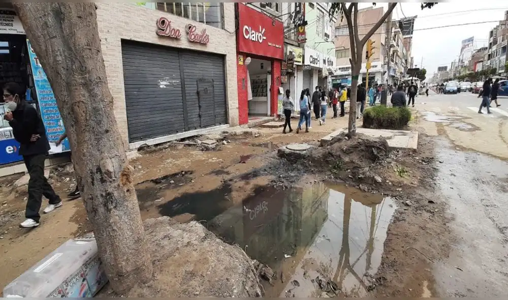Problemas de colapso de alcantarillado se reportó entre las calles Vicente de la Vega y Lora y Cordero. Foto: La República Problemas de colapso de alcantarillado se reportó entre las calles Vicente de la Vega y Lora y Cordero. Foto: La República
