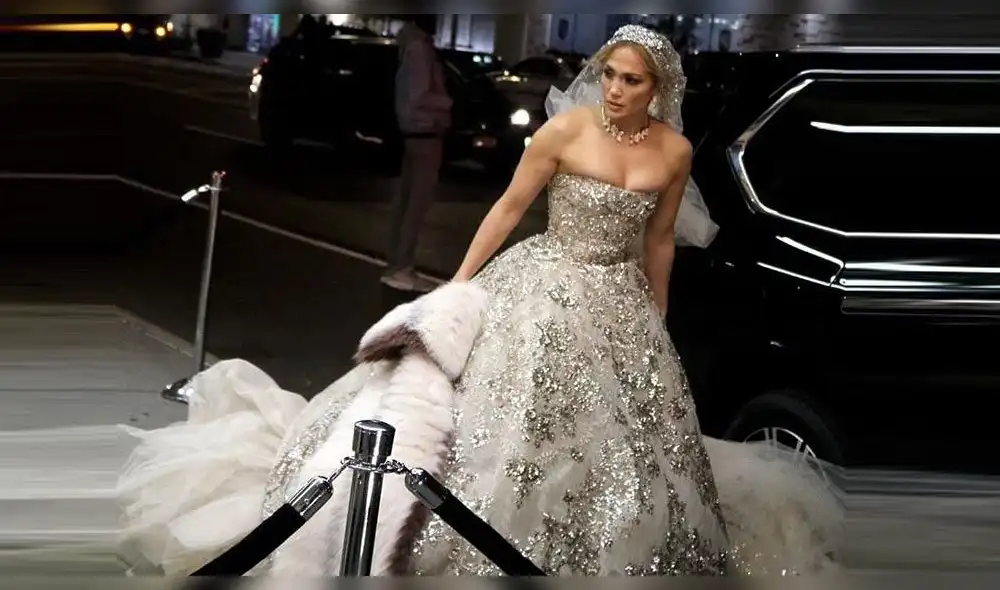 Jennifer Lopez conquista con sexy escote en vestido de novia [FOTOS]