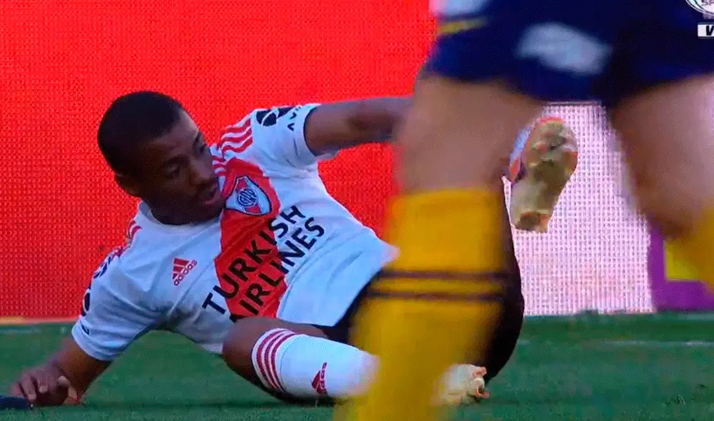 Nicolás de la Cruz se lanzó en el área de Boca Juniors y el árbitro decidió no cobrar un penal a favor de River Plate. | Foto: Fox Sports. Nicolás de la Cruz se lanzó en el área de Boca Juniors y el árbitro decidió no cobrar un penal a favor de River Plate. | Foto: Fox Sports.