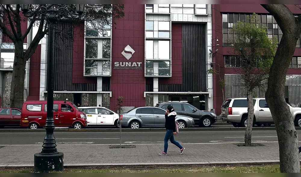FACHADA DEL EDIFICIO DE LA SUPERINTENDENCIA NACIONAL DE ADMINISTRACION TRIBUTARIA SUNAT EN EL CENTRO DE LIMA FACHADA DEL EDIFICIO DE LA SUPERINTENDENCIA NACIONAL DE ADMINISTRACION TRIBUTARIA SUNAT EN EL CENTRO DE LIMA
