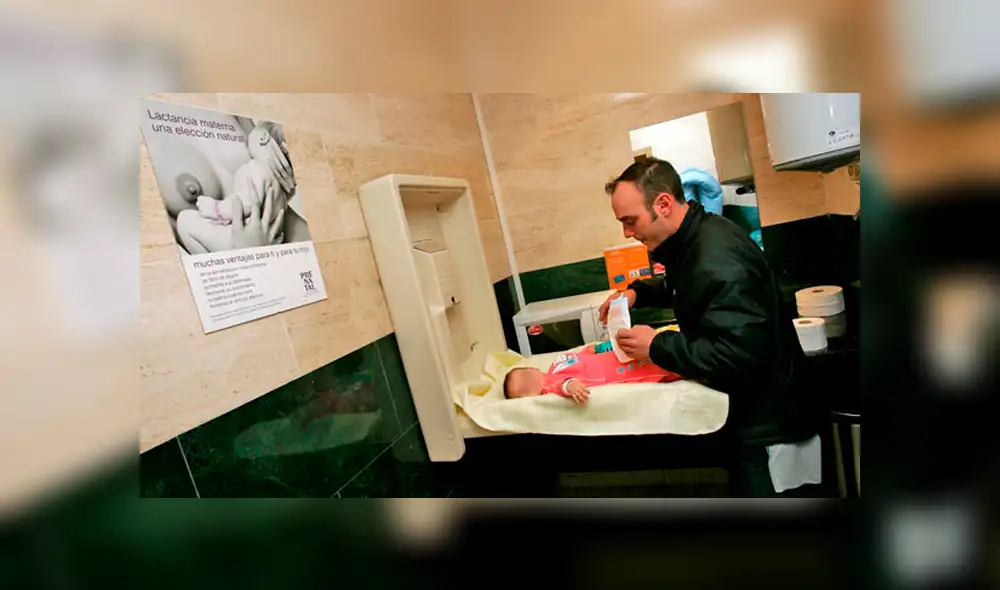 Padres peruanos piden cambiadores para bebés en baños de hombres