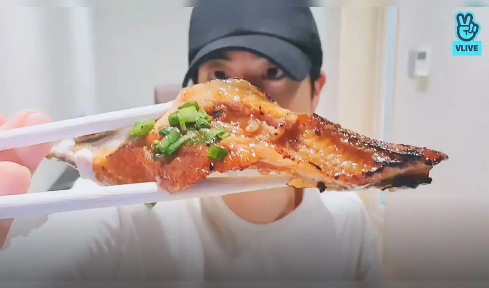 Desliza para ver más fotos de Jin de BTS. Créditos: V Live