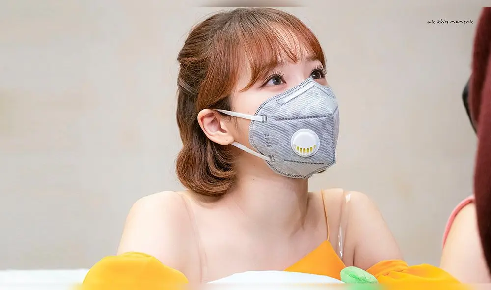 Las mascarillas que usaron las integrantes de IZ*ONE son del tipo N95 con respirador.