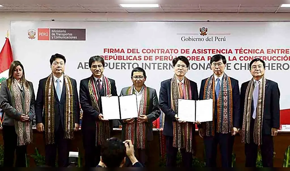 FIRMA HISTÓRICA. Ministro de Transportes, representante de Corea y autoridades de Cusco muestran el acuerdo sellado. FIRMA HISTÓRICA. Ministro de Transportes, representante de Corea y autoridades de Cusco muestran el acuerdo sellado.