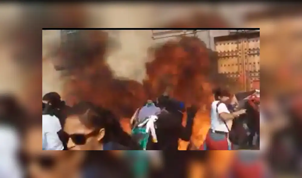 El momento en el que arrojan la bomba molotov contra el Palacio Nacional. Foto: captura de video.