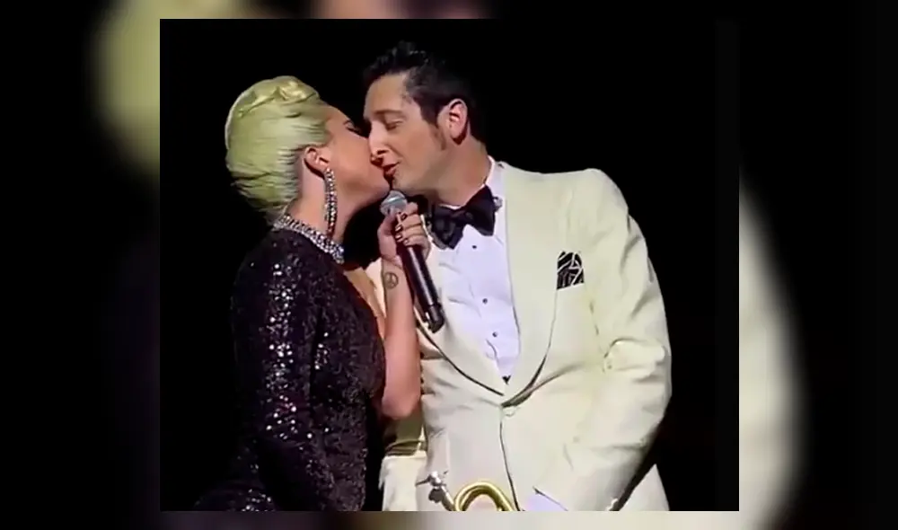 Lady Gaga fue filmada por fans al besar a misterioso hombre en pleno show Lady Gaga fue filmada por fans al besar a misterioso hombre en pleno show