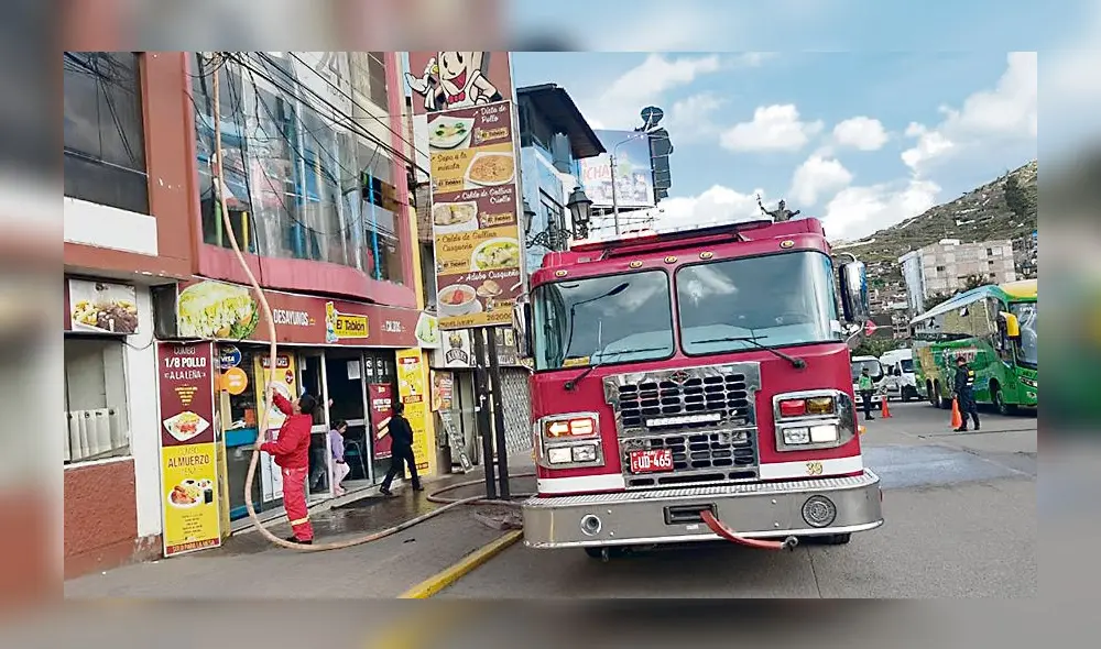 Siniestro. Usaron poleas ayer para subir sus mangueras. Siniestro. Usaron poleas ayer para subir sus mangueras.