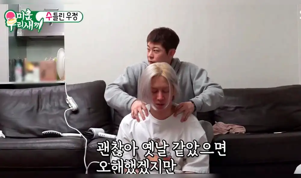 En el programa "My Little Boy", las celebridades muestran sus actividades cotidianas mientras sus madres comentan al respecto.