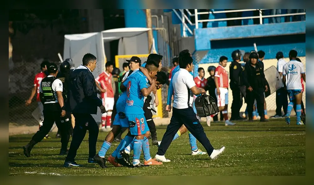 agredido. Jorge Esparza es retirado luego de ser golpeado por integrante de Yawar’s.