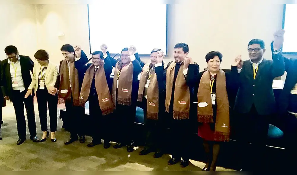 Juntos. Gobernadores en el auditorio del Hotel Casa Andina. Juntos. Gobernadores en el auditorio del Hotel Casa Andina.