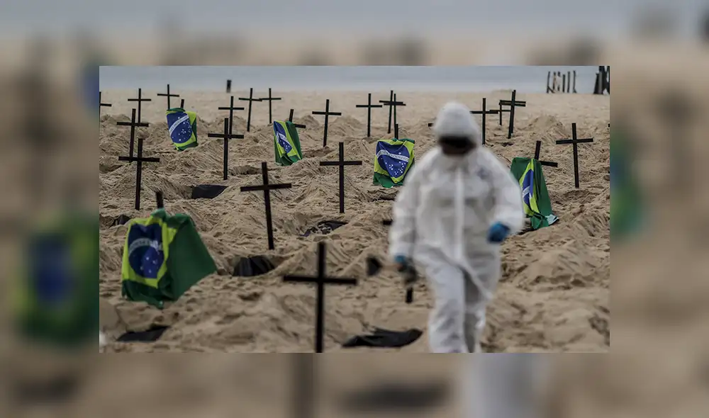 Activistas colocan cientos de cruces durante un acto organizado por la ONG Rio de Paz en la playa de Copacabana, Río de Janeiro (Brasil). | Foto: Antonio Lacerd / EFE
