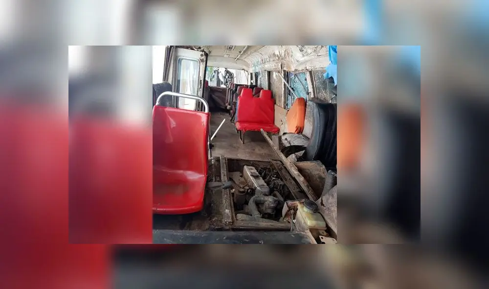 Los pasajeros de la cúster que cubre la ruta Callao-Callao fueron los más afectados, pues el vehículo se volcó. El conductor se dio a la fuga. (Foto: Carlos Contreras / La República) Los pasajeros de la cúster que cubre la ruta Callao-Callao fueron los más afectados, pues el vehículo se volcó. El conductor se dio a la fuga. (Foto: Carlos Contreras / La República)
