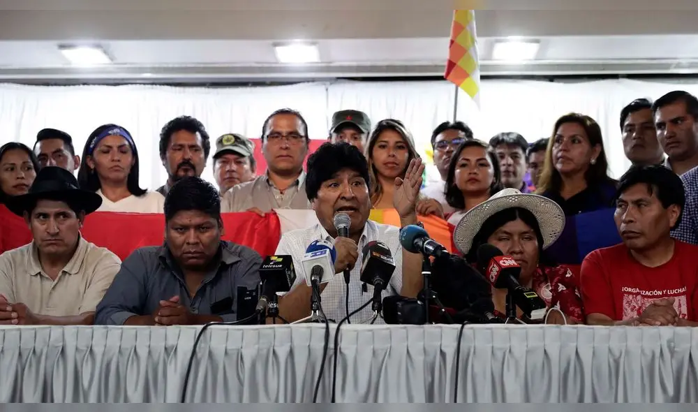 El expresidente boliviano (2006-2019) Evo Morales (C) anuncia el candidato de su partido para las próximas elecciones bolivianas, en Buenos Aires el 19 de enero de 2020.