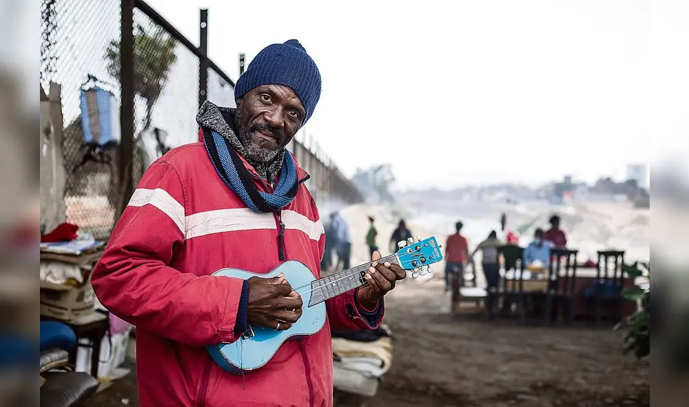 Vicente. El músico cubano Vicente Villa es una de las personas que habita bajo el puente. Tiene una hernia que le impide moverse con facilidad. (Foto: John Reyes))