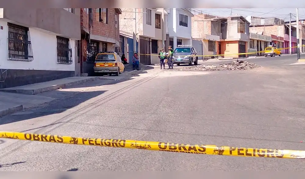 los delincuentes montados en una moto los interceptaron y les apuntaron con sus armas de fuego los delincuentes montados en una moto los interceptaron y les apuntaron con sus armas de fuego
