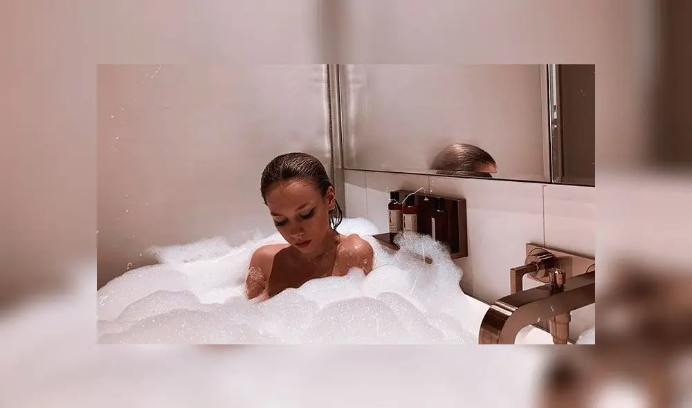 Ester Expósito deja al descubierto zona íntima en sensual fotografía en la cama [FOTOS]