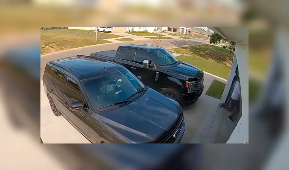 Mujer pensó que su esposo ya estaba yéndose en su camioneta, cuando lo vio tirado en la puerta de la cochera. El curioso momento se ha hecho viral en YouTube. Mujer pensó que su esposo ya estaba yéndose en su camioneta, cuando lo vio tirado en la puerta de la cochera. El curioso momento se ha hecho viral en YouTube.