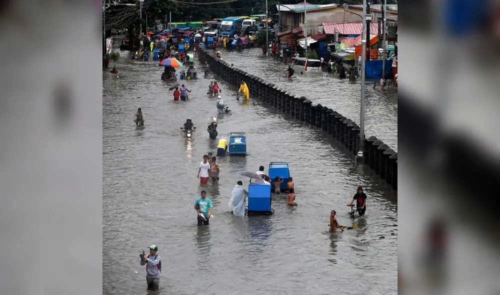 Filipinos caminan por calles inundadas en la ciudad de Las Pinas, al sur de Manila. El 12 de septiembre de 2017. Filipinos caminan por calles inundadas en la ciudad de Las Pinas, al sur de Manila. El 12 de septiembre de 2017.