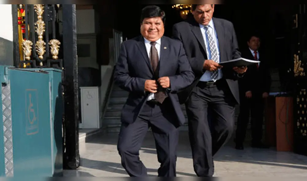 Clayton Galván retira proyecto que obligaba a periodistas a colegiarse