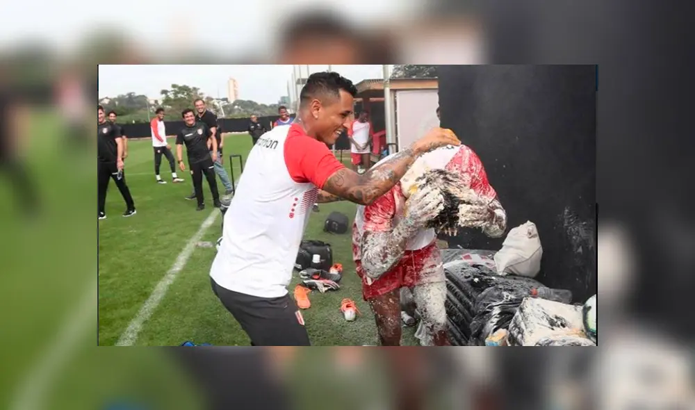 Selección peruana celebra cumpleaños de André Carrillo en Brasil [VIDEO]