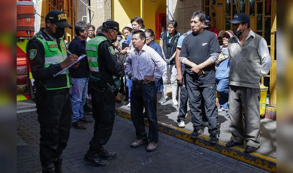 Mujer pretendió encender fuego en centro comercial de Arequipa. Foto: Rodrigo Talavera/La República Mujer pretendió encender fuego en centro comercial de Arequipa. Foto: Rodrigo Talavera/La República