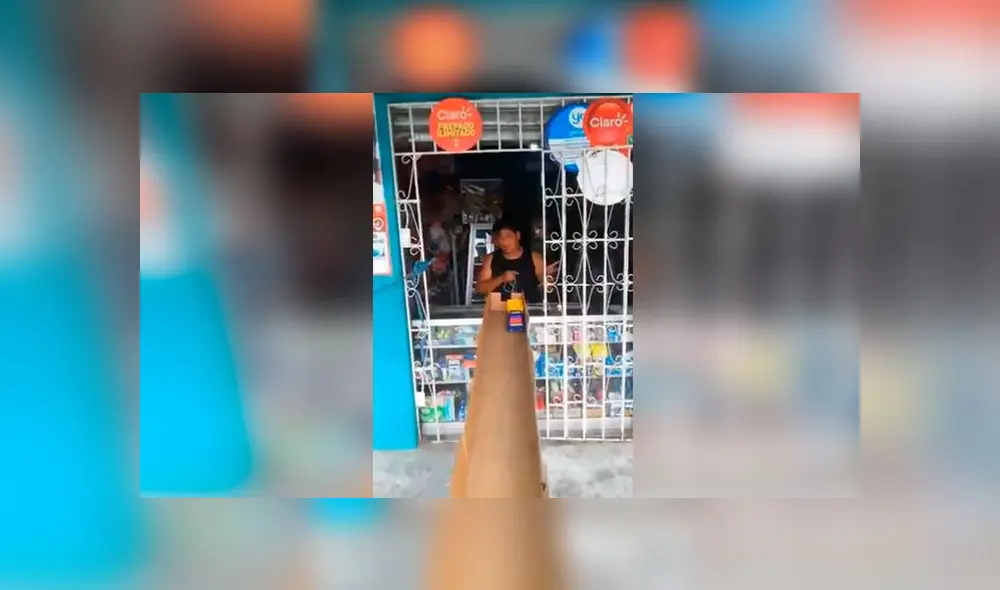 Desliza las imágenes para ver el peculiar 'truco' que usa un vendedor para evitar cualquier tipo de contagio. Foto: Captura Desliza las imágenes para ver el peculiar 'truco' que usa un vendedor para evitar cualquier tipo de contagio. Foto: Captura