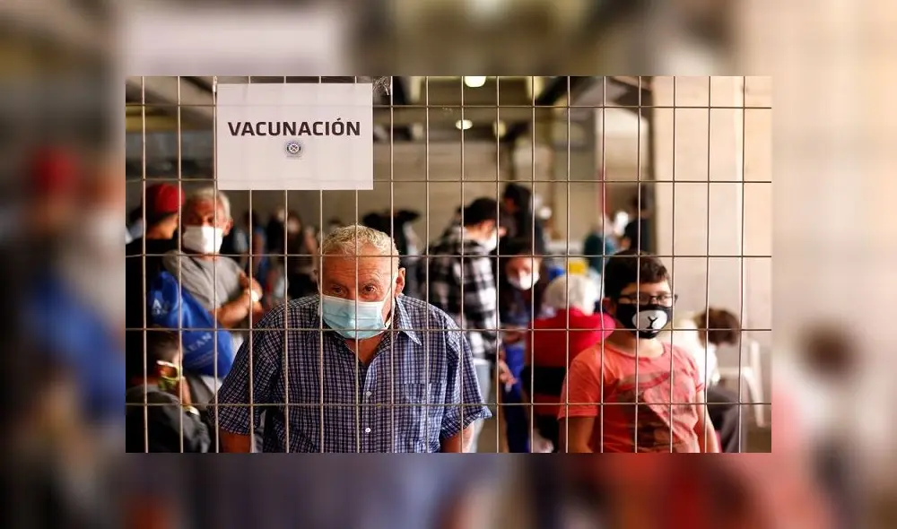 Un anciano y un niño son vistos el sábado en la jornada de vacunación contra la influenza en la Florida en Santiago (Chile). Foto: EFE Un anciano y un niño son vistos el sábado en la jornada de vacunación contra la influenza en la Florida en Santiago (Chile). Foto: EFE