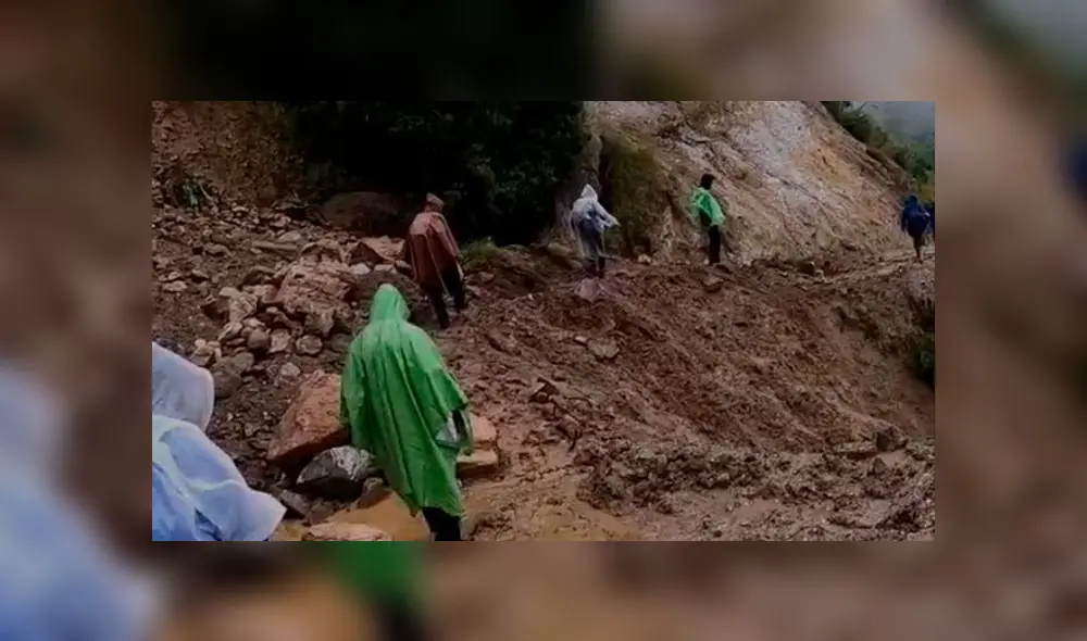Turistas tuvieron que atravesar el camino que estaba bloqueado con tierra y piedras. Turistas tuvieron que atravesar el camino que estaba bloqueado con tierra y piedras.