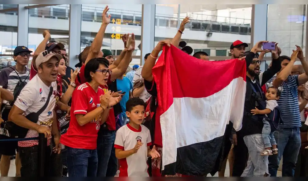Caracas FC recibe emotiva bienvenida de hinchas venezolanos en Lima [VIDEO] 