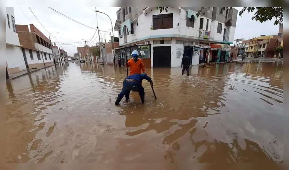 Desborde llegó al interior de las urbanizaciones cercanas. Foto: Luis Rodríguez (Cortesía)