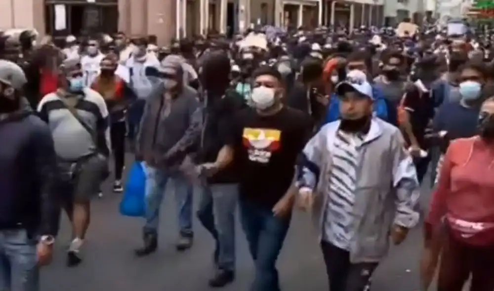 Ambulantes protestan ante desalojo de la Municipalidad de Lima. Foto: captura de Canal N