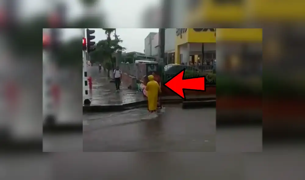 Astuto hombre encontró una particular fuente de ingresos en la terrible situación de calles inundadas por las fuertes lluvias Astuto hombre encontró una particular fuente de ingresos en la terrible situación de calles inundadas por las fuertes lluvias