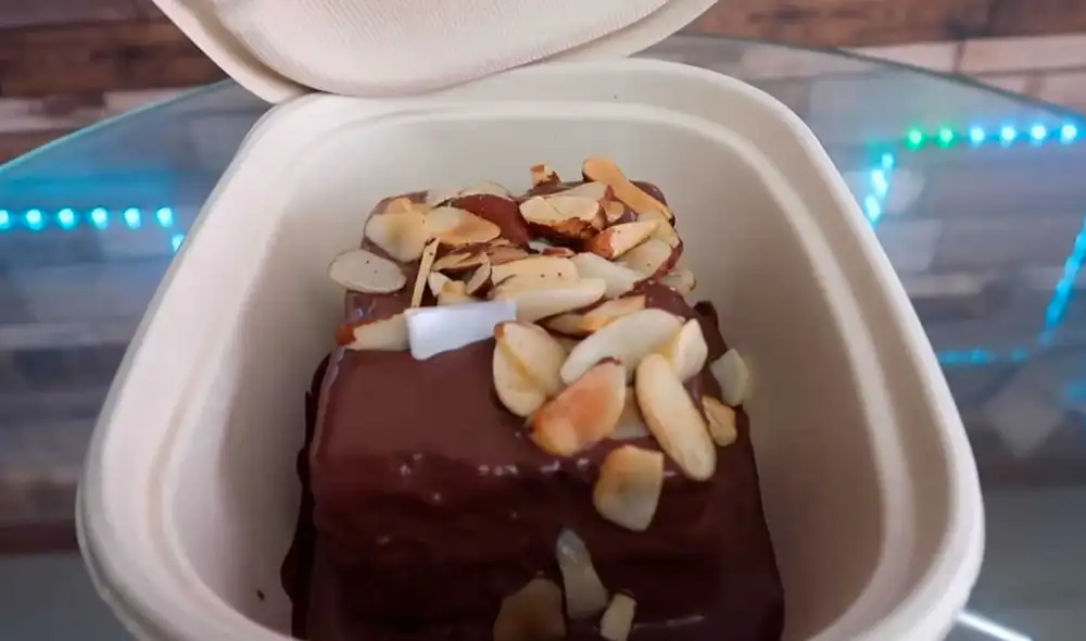 Desliza las imágenes para ver el aspecto de esta torta de chocolate ‘costosa’ que se vende actualmente en Lima. Foto: captura de YouTube/Desbalanceados Desliza las imágenes para ver el aspecto de esta torta de chocolate ‘costosa’ que se vende actualmente en Lima. Foto: captura de YouTube/Desbalanceados