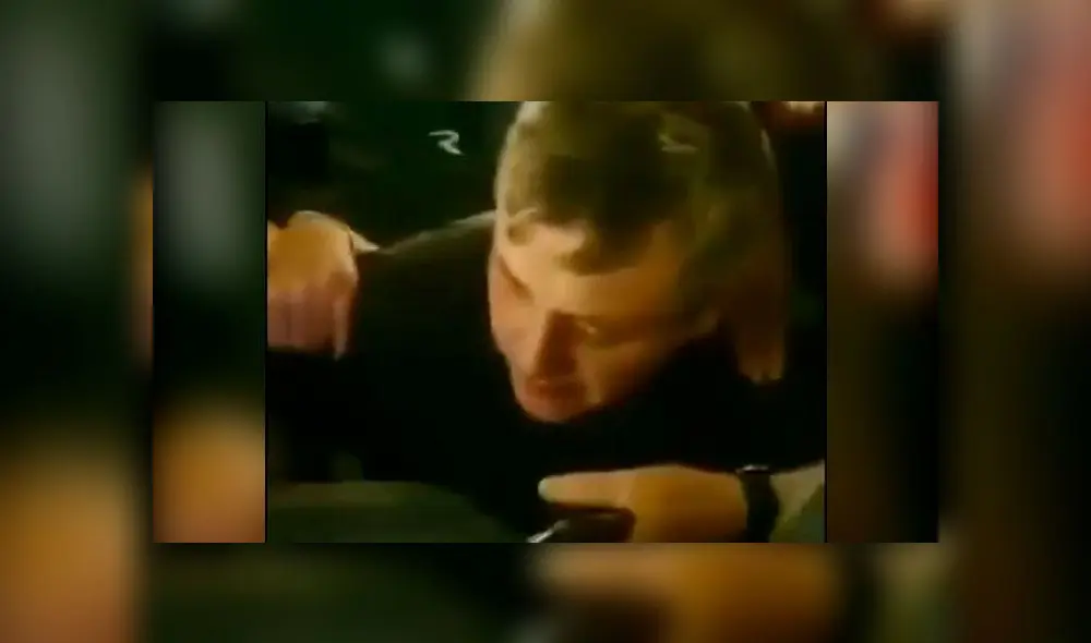 La pareja estaba en aparente estado de ebriedad y se habían conocido recién en el aeropuerto. Captura de video. La pareja estaba en aparente estado de ebriedad y se habían conocido recién en el aeropuerto. Captura de video.