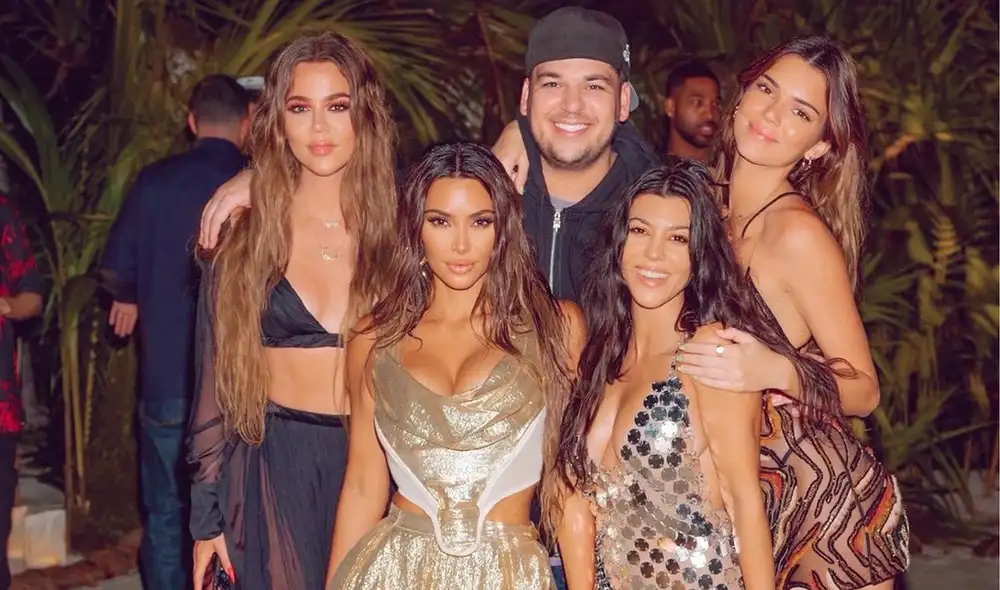 Kim y familia. La socialité desembolsó un millonario presupuesto para realizarles pruebas a sus invitados y llevarlos a una isla privada. Foto: Instagram kimkardashian