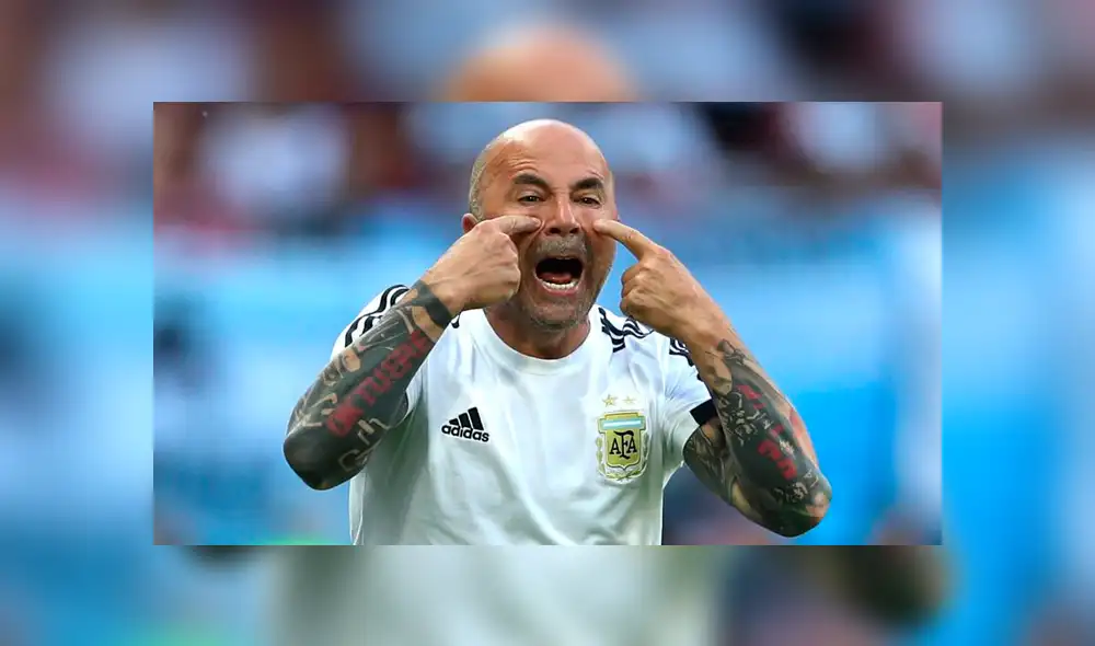 Captan a Sampaoli comiéndose sus apuntes y se vuelve viral en Brasil
