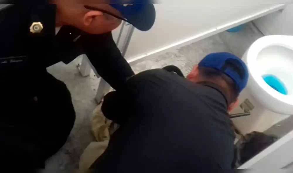 Hallan a recién nacido muerto en el baño de mujeres de un cine